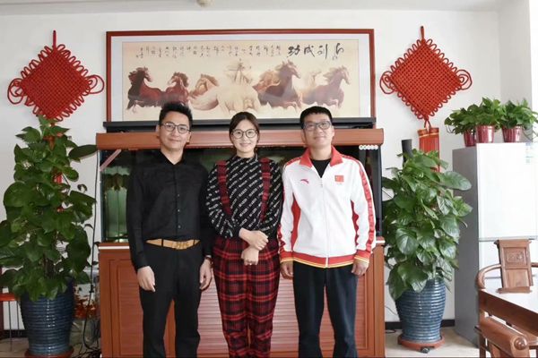 北京雙奧集團(tuán)尤小龍總裁、中國著名戲歌雙棲明星、66國選美國際皇后王光姣與易視界陶總合影