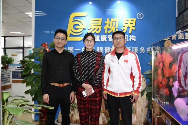 北京雙奧集團(tuán)尤小龍總裁、中國著名戲歌雙棲明星、66國選美國際皇后王光姣與易視界陶總合影