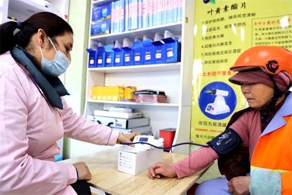 愛心聚焦！易視界300多副老花鏡暖了環(huán)衛(wèi)工人的心！